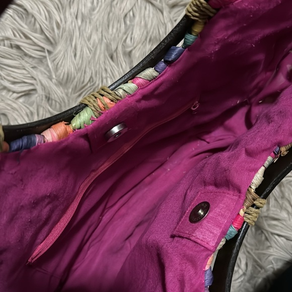 Gorgeous Woven Bag-Dyed Natural Fibers-Wooden Handles-Snap Closure - Picture 10 of 15